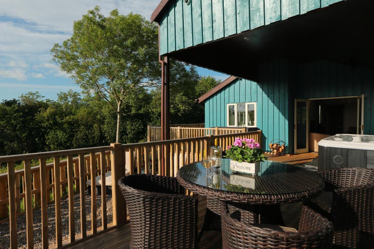 Upper Gelli Luxury Holiday Lodge, Converted Dairy & Cosy Shepherds Huts Welshpool Exterior photo