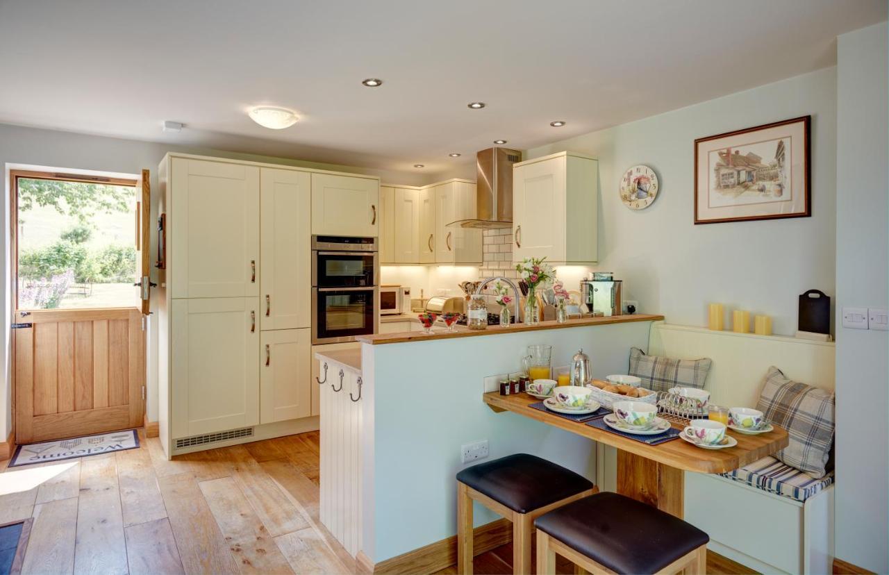 Upper Gelli Luxury Holiday Lodge, Converted Dairy & Cosy Shepherds Huts Welshpool Exterior photo