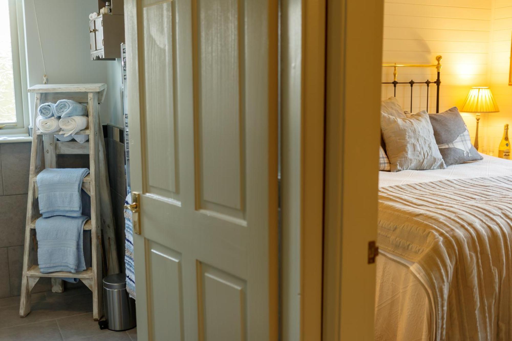Upper Gelli Luxury Holiday Lodge, Converted Dairy & Cosy Shepherds Huts Welshpool Exterior photo
